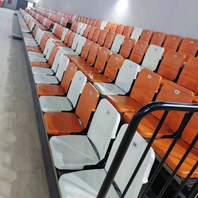 Color blanco piso montado silla de brazos sistema de asientos de la tribuna retráctil para el gimnasio del estadio y el auditorio